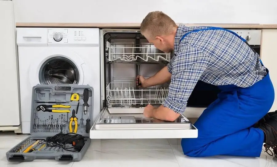Geyve Termoteknik servisi teknisyen ekibi beyaz eşya tamiri yaparken